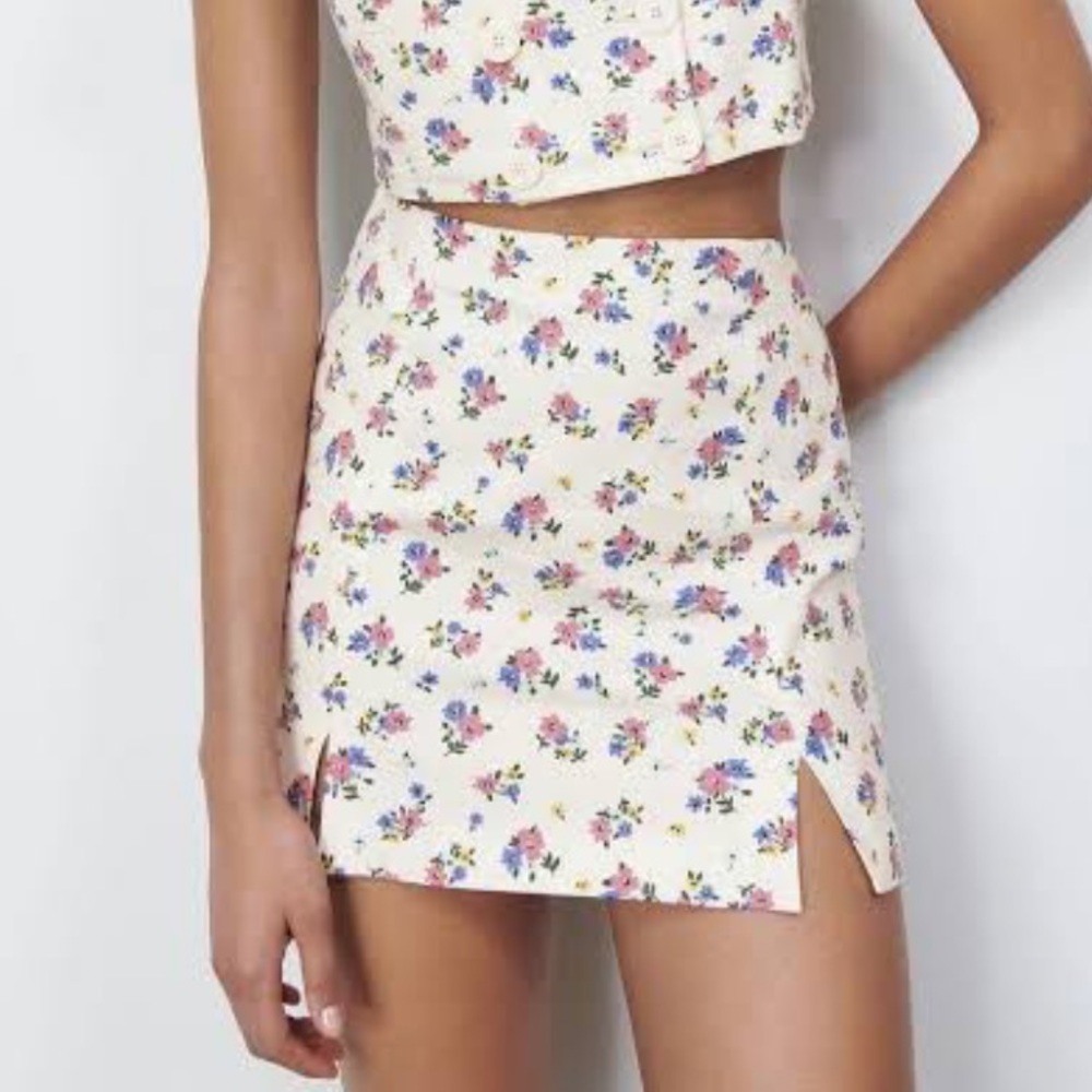 Zara Whit/Floral mini skirt (size: M)